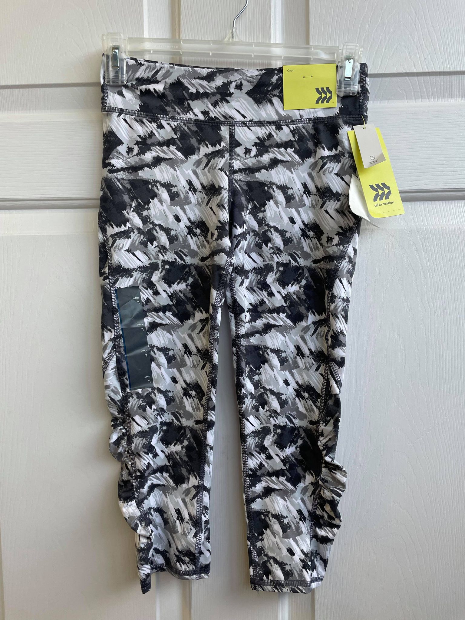 Youth Girl's Grey & White Print Activewear Capri Pants - Large